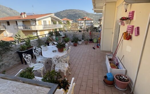 Appartamento con terrazzo via arnale rosso