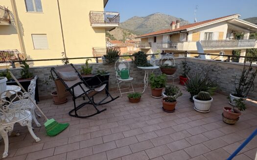 Appartamento con terrazzo via arnale rosso
