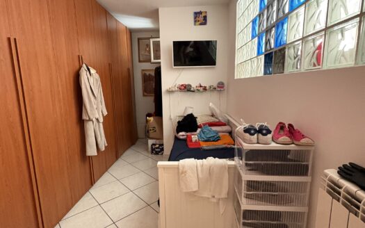 Appartamento con terrazzo via arnale rosso