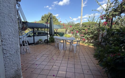 Villa a schiera angolare con piscina, posto auto e giardino