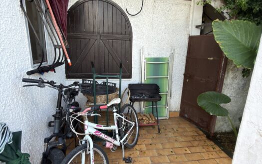 Villa a schiera angolare con piscina, posto auto e giardino