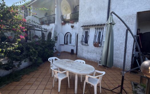 Villa a schiera angolare con piscina, posto auto e giardino
