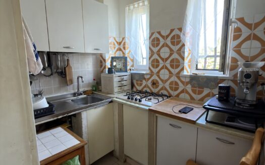 Villa a schiera angolare con piscina, posto auto e giardino
