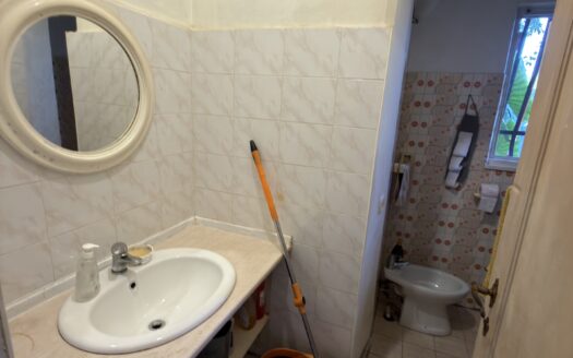 Villa a schiera angolare con piscina, posto auto e giardino