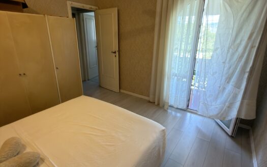 Villa a schiera angolare con piscina, posto auto e giardino