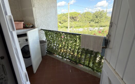 Villa a schiera angolare con piscina, posto auto e giardino