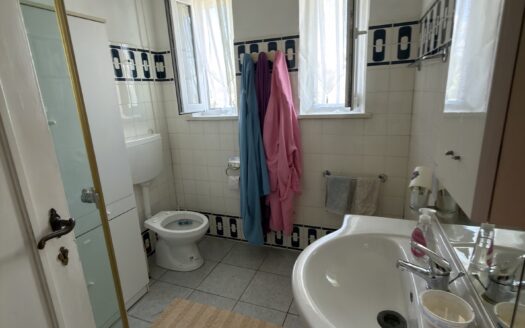 Villa a schiera angolare con piscina, posto auto e giardino