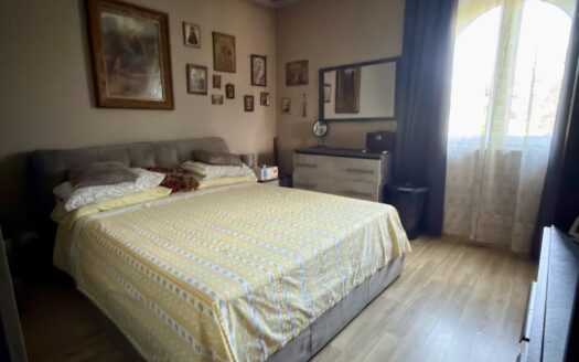 Villa a schiera angolare con piscina, posto auto e giardino