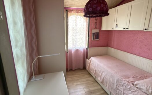 Villa a schiera angolare con piscina, posto auto e giardino