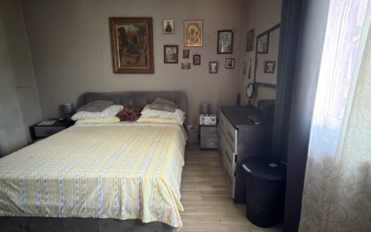 Villa a schiera angolare con piscina, posto auto e giardino