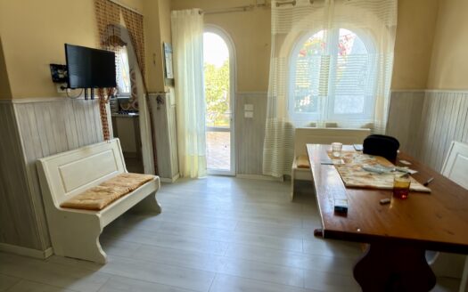 Villa a schiera angolare con piscina, posto auto e giardino