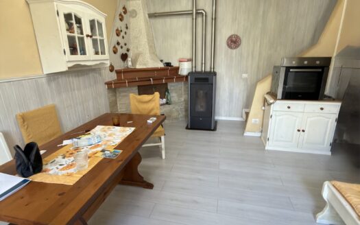 Villa a schiera angolare con piscina, posto auto e giardino