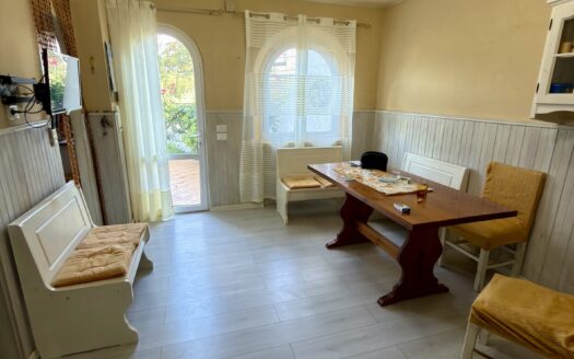 Villa a schiera angolare con piscina, posto auto e giardino