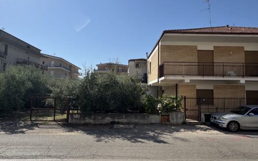 Ingresso indipendente, spazio esterno e posto auto a due passi dal centro!