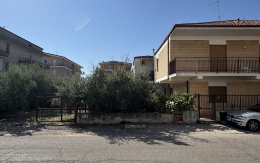 Ingresso indipendente, spazio esterno e posto auto a due passi dal centro!