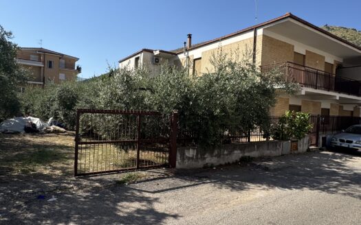 Ingresso indipendente, spazio esterno e posto auto a due passi dal centro!