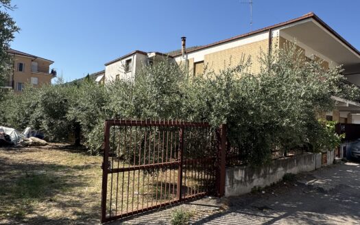 Ingresso indipendente, spazio esterno e posto auto a due passi dal centro!