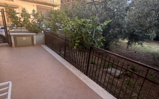 Ingresso indipendente, spazio esterno e posto auto a due passi dal centro!