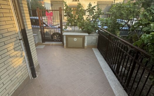 Ingresso indipendente, spazio esterno e posto auto a due passi dal centro!
