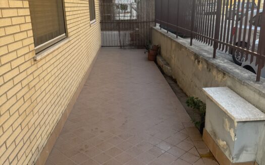 Ingresso indipendente, spazio esterno e posto auto a due passi dal centro!