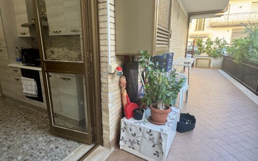 Ingresso indipendente, spazio esterno e posto auto a due passi dal centro!