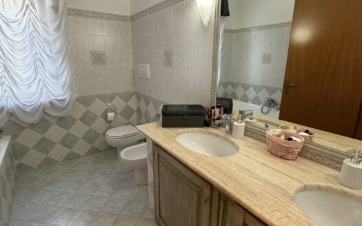 ✨ Una casa unica ed introvabile per posizione e genere nel cuore di Fondi! ✨