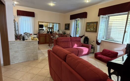 ✨ Una casa unica ed introvabile per posizione e genere nel cuore di Fondi! ✨