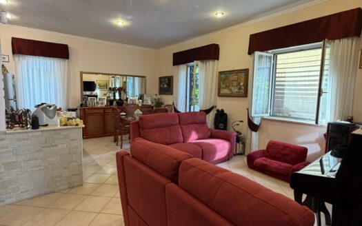✨ Una casa unica ed introvabile per posizione e genere nel cuore di Fondi! ✨