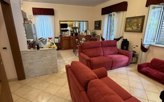 ✨ Una casa unica ed introvabile per posizione e genere nel cuore di Fondi! ✨