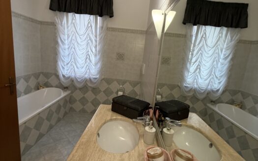 ✨ Una casa unica ed introvabile per posizione e genere nel cuore di Fondi! ✨