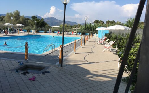 Villa a schiera angolare con piscina, posto auto e giardino