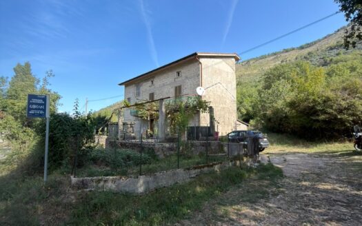 Villa singola a campodimele con giardino