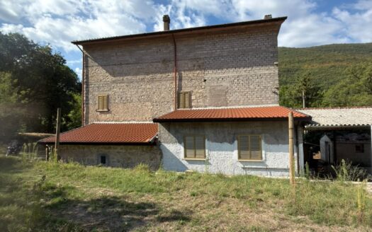 Villa singola a campodimele con giardino