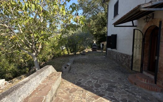 Villa singola con giardino e terreno